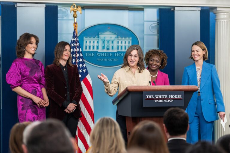 Membres du casting et créatrice de The L Word réunis à la Maison-Blanche en 2023